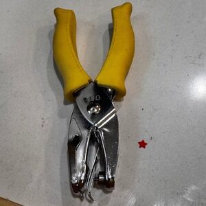 Fiskars Paper Punch Star Shape Yellow Grip Craft Scrapbooking‎ Tool